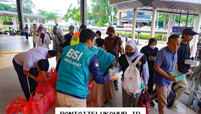 BSI Maslahat Salurkan 1.500 Paket Berbuka Puasa Gratis di Stasiun Tanah Abang untuk Warga Kurang Mampu