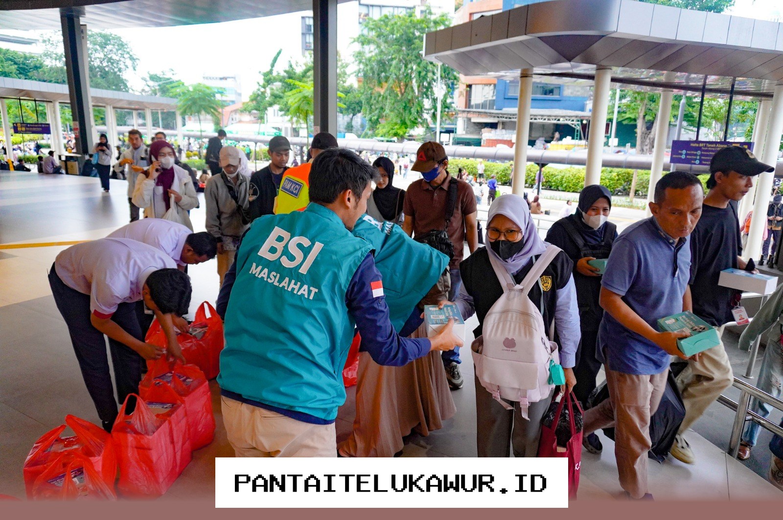 BSI Maslahat Salurkan 1.500 Paket Berbuka Puasa Gratis di Stasiun Tanah Abang untuk Warga Kurang Mampu