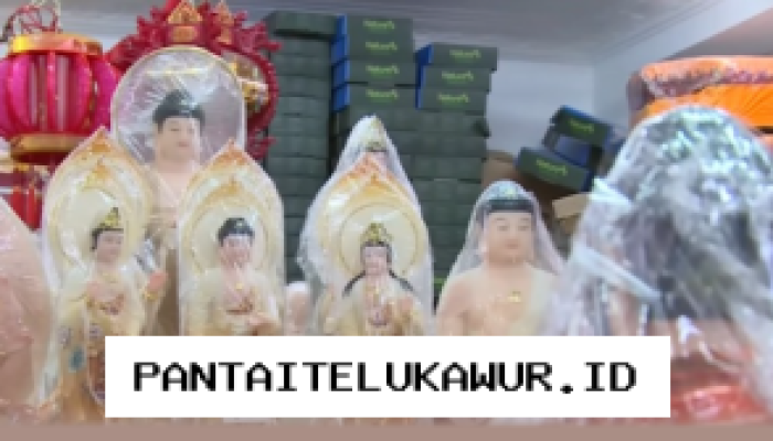 Menjelang Hari Waisak, Permintaan Lilin Teratai dan Patung Buddha Naik di Pasar Glodok Jakarta