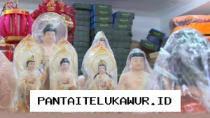 Menjelang Hari Waisak, Permintaan Lilin Teratai dan Patung Buddha Naik di Pasar Glodok Jakarta