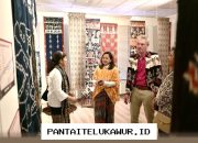Tenun Pewarna Alami Buatan Bakti BCA Tembus Pasar Internasional Hingga ke Amsterdam