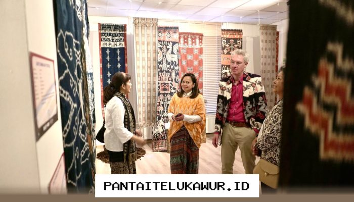 Tenun Pewarna Alami Buatan Bakti BCA Tembus Pasar Internasional Hingga ke Amsterdam