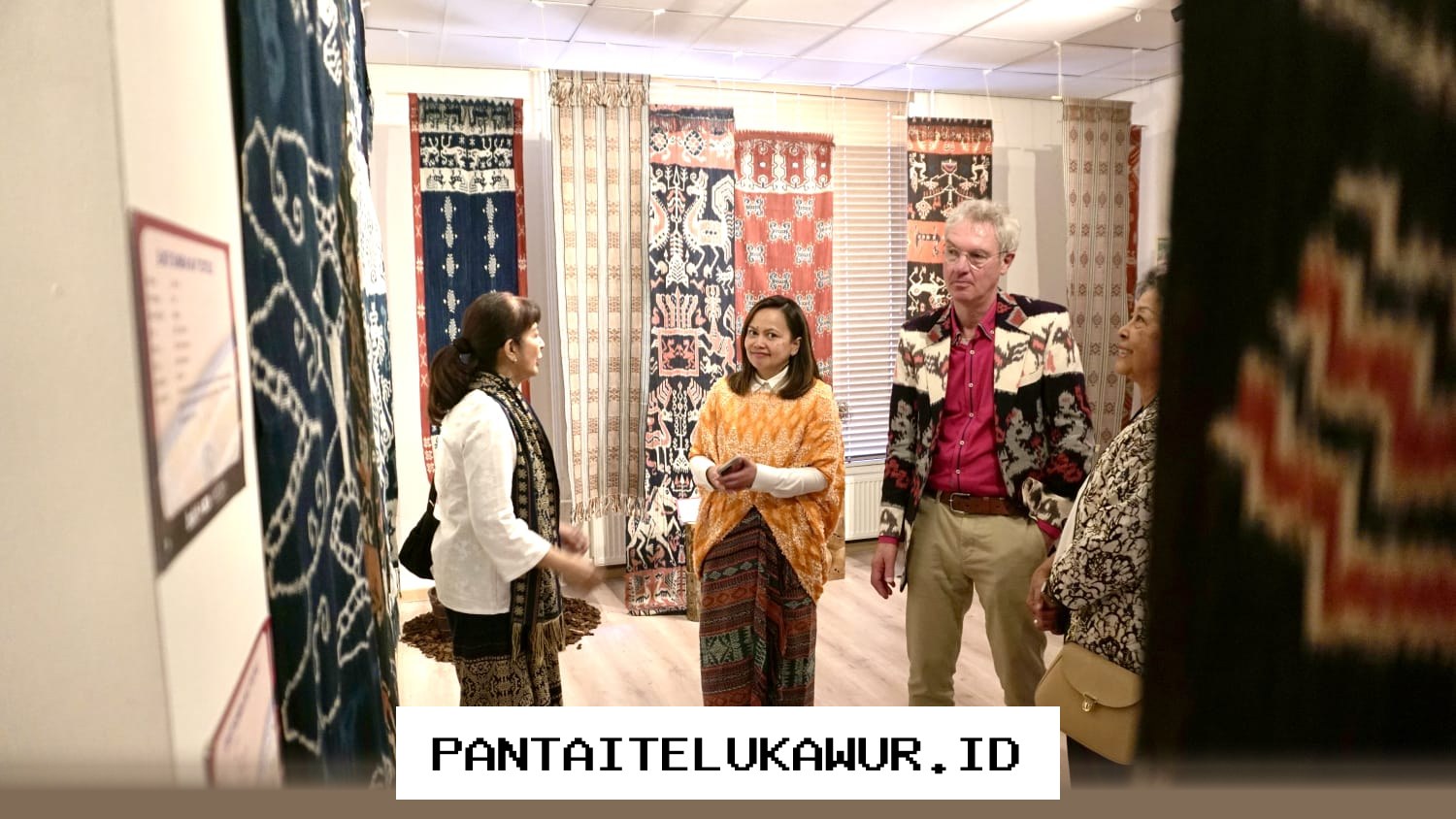 Tenun Pewarna Alami Buatan Bakti BCA Tembus Pasar Internasional Hingga ke Amsterdam