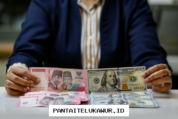 Rupiah Melemah 221 Poin pada Penutupan Senin Sore, Capai Level Rp17.600 per Dolar AS