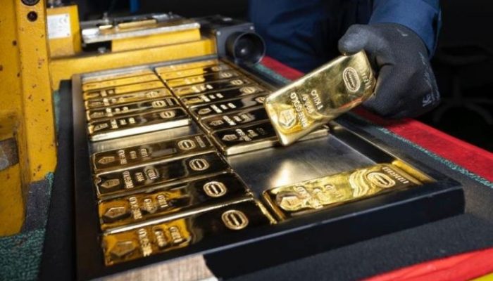 Emas Turun 2 Persen Seiring Penguatan Dolar dan Harga Minyak yang Melonjak