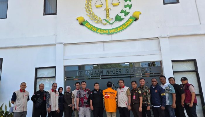 OJK Menyerahkan Pelaku Penggelapan Dana BPR SAWA ke Kejaksaan Sidoarjo