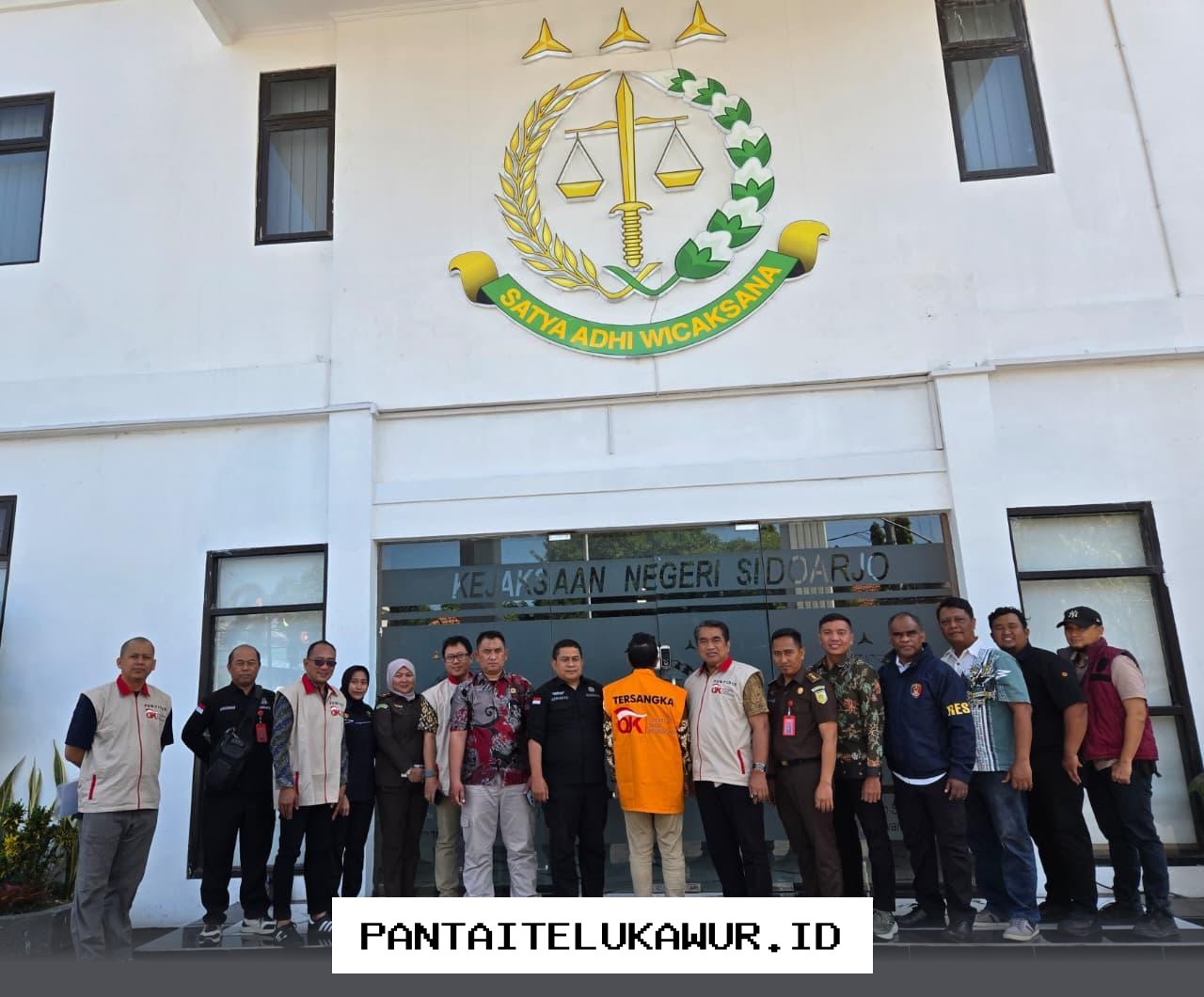 OJK Menyerahkan Pelaku Penggelapan Dana BPR SAWA ke Kejaksaan Sidoarjo